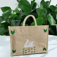 Sac fourre-tout en jute naturel brodé avec un motif cygne et des poignées courtes |   Sac de courses réutilisable écologique pour le transport quotidien