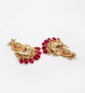 Boucles d'oreilles élégantes et modernes Chandbali en laiton plaqué or avec perles de pierres artificielles pour les mariées et les occasions festives - Product Image 3
