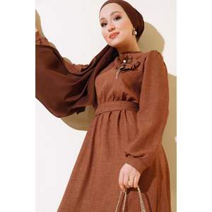 Vestido casual de lino marrón con detalle de botones en las muñecas - Product Image 3