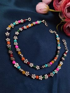 Tobillera de cuentas de flores asequible para fiestas para niñas, tobillera con diseño de flores y múltiples cuentas para niñas, tobillera Payal con cuentas negras - Product Image 1