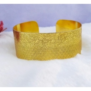 Bracelets classiques faits à la main en laiton plaqué or, style élégant avec design classique - Product Image 1
