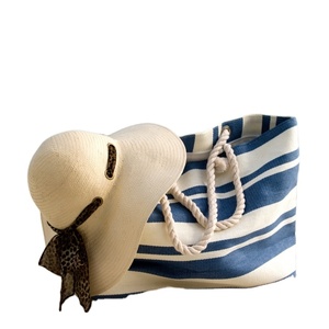 Bolsa de Playa Resistente al Agua de Tela de Algodón Estampada a Rayas Nueva de Hugs n Rugs con Logotipo Personalizado en Venta a Bajo Precio - Product Image 1