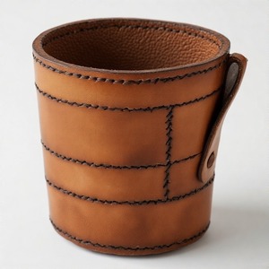 Mini maceta de forma suave en cuero diseñada para agregar una declaración suave a los estantes o rincones con una decoración verde viva - Product Image 4