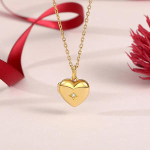 Collar Jeulia con Corazón Personalizado Chapado en Oro, Grabado con Piedra de Nacimiento y Zirconia - Product Image 3