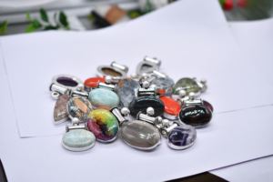 Colgantes a granel hechos a mano chapados en plata de ley 925 al por mayor, colgante surtido de piedras preciosas, formas mixtas, tamaños, hecho principalmente Cristiano - Product Image 2