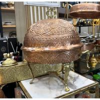 Luxueux chauffe-plat en cuivre antique avec détails ornés, parfait pour les repas d'événements et la présentation de nourriture