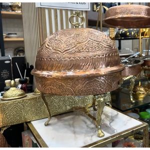 Lujoso plato de frotamiento de cobre antiguo con detalles adornados, perfecto para eventos, cenas y presentaciones de comida - Product Image 3