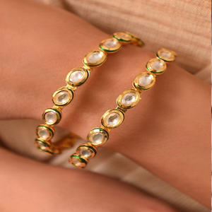 Brazalete ancho de latón con una variedad de piedras transparentes de forma única, un accesorio atrevido y moderno, a precios de mayorista. - Product Image 3