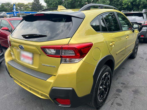 Nuevo Crosstrek Premium AWD 2024 Amarillo con Volante a la Izquierda, Asientos de Cuero Oscuro, Sistema de Navegación, Arranque Remoto, Techo Solar y Android - Product Image 5