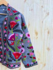 เสื้อแจ็คเก็ตสั้นสีน้ำเงินเข้มสไตล์วินเทจสำหรับผู้หญิง ทำด้วยมือจากผ้าซารีฝ้าย ตกแต่งด้วยงานปักแบบคันธา ลายปะติดปะต่อ ถักลายพิมพ์ แบบสองชั้น - Product Image 5