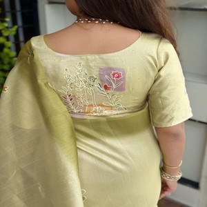 Saree en coton et lin avec fil Position de la main Travail Khatha et impression numérique Comprend un chemisier avec broderie Khatha à la main assortie - Product Image 4