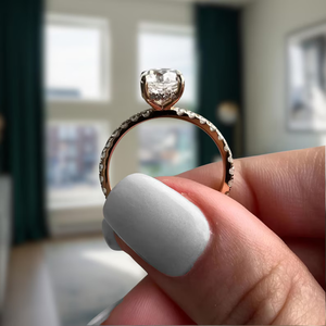 Anillo de Compromiso de Diamante Cultivado en Laboratorio con Corte Cojín de 2 Quilates, Halo Oculto, Certificación IGI, Claridad VVS2, Oro de 14K, Elegancia Femenina - Product Image 3