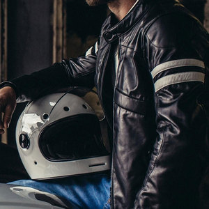 Blouson de moto en cuir Racer avec un design inspiré, une finition en cuir de qualité supérieure et une intégration de sécurité moderne. - Product Image 5