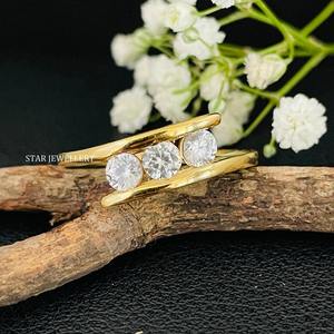 Bague de fiançailles en or blanc massif 14K CVD à trois pierres, bague en diamant à trois pierres de taille ronde cultivée en laboratoire - Product Image 4