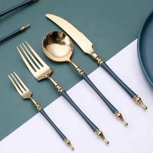 Ensemble de couverts de style royal avec manche vert et têtes dorées fines pour une salle à manger élégante à la maison, les hôtels, les restaurants et les occasions spéciales - Product Image 1