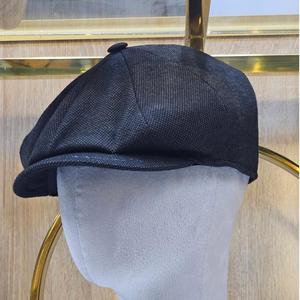 C'est une casquette de newsboy en tissu mélangé de laine à motif pied-de-poule noir, blanc et rouge. - Product Image 5