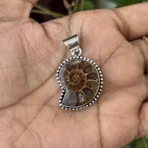 Vente chaude Colliers tendance pour femmes en argent 925 plaqué, pendentifs faits à la main en pierre naturelle d'ammonite, vente en gros de breloques pour enfants - Product Image 4