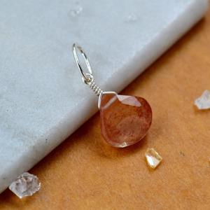 Pendentif en pierre précieuse facettée en forme de larme en quartz fraise, pierre naturelle rose rouge, plaqué argent, bijou artisanal - Product Image 4