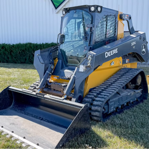 รถตักล้อยางขนาดเล็กมือสอง ยี่ห้อ John Deere รุ่น 333G พร้อมบุ้งกี๋ สำหรับงานก่อสร้างในฟาร์ม - Product Image 1