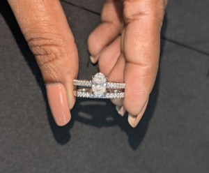 Lurba Jewels - Juego de Anillos de Compromiso y Boda con Diamante Cultivado en Laboratorio de 1 Quilate, Corte Ovalado, Oro Blanco de 10K/14K/18K, Certificado IGI - Product Image 4