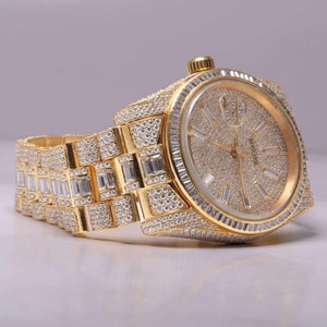 Reloj de diamantes totalmente dorado de calidad superior con acero inoxidable y esfera dorada para hombre disponible a un precio asequible - Product Image 2