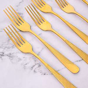 Juego de 6 tenedores de cena dorados de acero inoxidable atemporales con cuchara de té, utensilios de mesa de metal. - Product Image 3