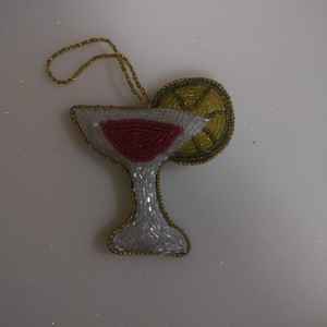 Llavero Elegante con Diseño de Botella de Jugo, Bordado a Mano con Cuentas Multicolores, Tela Ecológica, Adorno Navideño Bonito y Original - Product Image 2