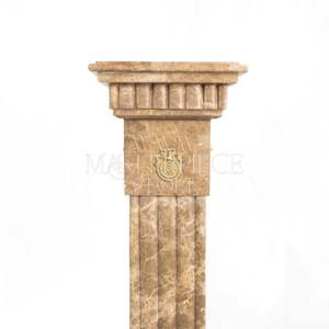 Columna de Pedestal de Mármol Beige Clásica y Elegante con Adornos de Latón para Exhibición de Esculturas y Jarrones de Flores - Product Image 2