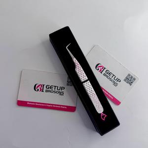Pince à épiler GETUP BROSONS IMPEX 90 degrés blanche avec revêtement en poudre scintillante rose, découpe en forme de cœur diabolique et pointe argentée - Product Image 3