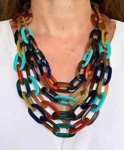 Colliers en résine bicolore fabriqués à la main avec des accents de paillettes et des détails de tourbillon Un cadeau de bijoux unique pour elle pour tous les événements - Product Image 1