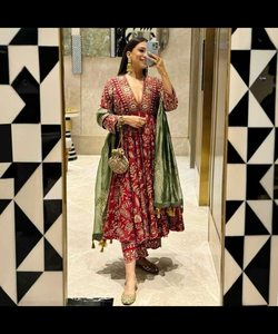 Proveedor Mayorista de Ropa para Mujer, Compre en Línea Vestidos Elegantes, Sexys y Góticos de Modal Crepé con Bordado Recto y Dupatta - Product Image 5