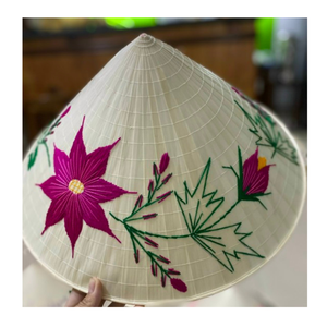 Chapeau conique vietnamien tissé naturel - Chapeau de soleil léger en feuilles de palmier, parfait pour les festivals, l'artisanat - Product Image 2