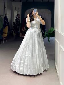 Robe Anarkali traditionnelle avec robe de soirée évasée en soie Jacquard Dupatta pour les mariages indiens et pakistanais et les soirées - Product Image 2