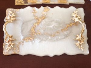 Venta al por mayor de lujo barato de resina decorativa bandejas para servir la decoración del hogar bandeja de resina asas doradas - Product Image 1