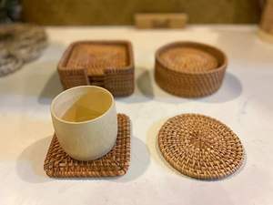 Ensemble de sous-verres décoratifs en rotin idéal pour les arrangements de table de mariage ou les rassemblements de vacances offrant à la fois beauté et utilisation pratique - Product Image 6