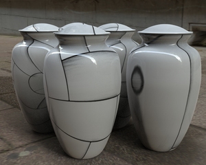 Urna funeraria de cremación con borde negro para cenizas, producto conmemorativo metálico elegante, blanco, L MAX B exporta s - Product Image 1