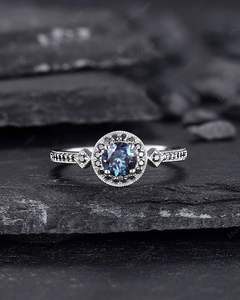 Anillo de Compromiso Clásico de Media Eternidad Redondo de Plata de Ley 925 con Alejandrita para Mujer, Chapado en Rodio - Product Image 2