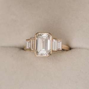 Anillo de Compromiso de Cinco Piedras con Corte Esmeralda y Corte Baguette, Anillo de Moissanita con Piedras Laterales, Plata de Ley 925 con Engaste de Bisel, Anillo de Regalo de Compromiso - Product Image 5