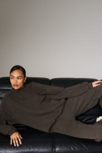 เสื้อสเวตเตอร์ของผู้หญิงสำหรับฤดูหนาวล่าสุดมีฮู้ดพิมพ์ลายตะเข็บสีน้ำตาลคอกลมสำหรับออกกำลังกาย - Product Image 4