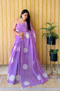 Sari de Lino y Algodón Suave con Estampado Floral Completo y Pallu Estampado, Incluye Blusa Estampada con Borde a Juego - Product Image 6