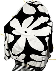 Cape de barbier blanche personnalisée en polyester imperméable - Product Image 1