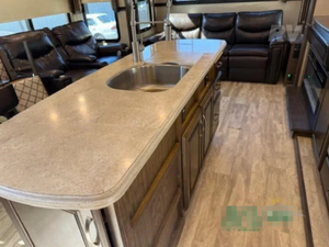 Camping-car Grand Design Solitude 310GK modèle 2020 d'occasion en bon état, haute performance, 36 pieds de long, charge utile de 2000 kg, couleur foncée, à vendre - Product Image 3