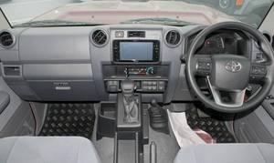 Toyota Land Cruiser LC76 Hardtop Rouge 2025 d'occasion avec toit ouvrant, démarrage à distance, boîte automatique, intérieur clair, sièges en tissu - Product Image 2