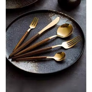 Cubiertos de Estilo Clásico con Mango de Acero y Madera con Detalles Refinados que los Hacen un Imprescindible para su Cocina - Product Image 2