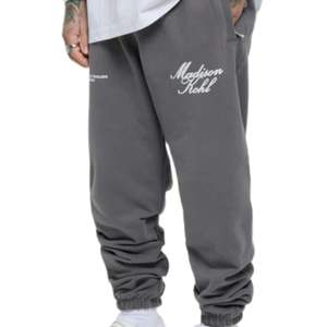 Time Flies Grey Cuffed Jogger 100 por ciento algodón Fleece Heavyweight Relaxed Fit Streetwear Pantalones con serigrafía y bolsillo con cremallera - Product Image 6
