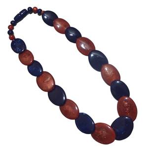 Collier pendentif ange en résine rouge et bleue, modèle perle, bijou ovale audacieux, pièce tendance et volumineuse, pour les amoureux de la mode - Product Image 3