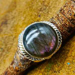 Bijoux semi-précieux en argent sterling 925 faits à la main Bague en pierres précieuses Labradorite Forme ronde Gris avec bague en pierre Flash bleue - Product Image 1