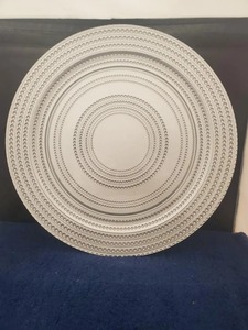 Placa de cargador redonda con borde de cuentas plateadas de diseñador para decoración de mesa de comedor, servicio de fiesta y uso de mesa de boda - Product Image 2