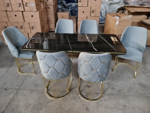 Ensemble de salle à manger moderne convertible 6 pièces, chaises en velours, table noire, cadre doré, mobilier contemporain adapté aux appartements - Product Image 5