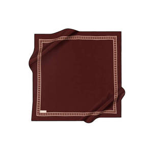 Écharpe carrée vintage en satin de soie imprimé numérique bordeaux 90x90cm avec bordure motif Kare pour femme - Product Image 1